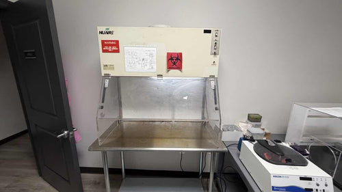 NuAire Laminar Flow Hood / Biosafety Cabinet